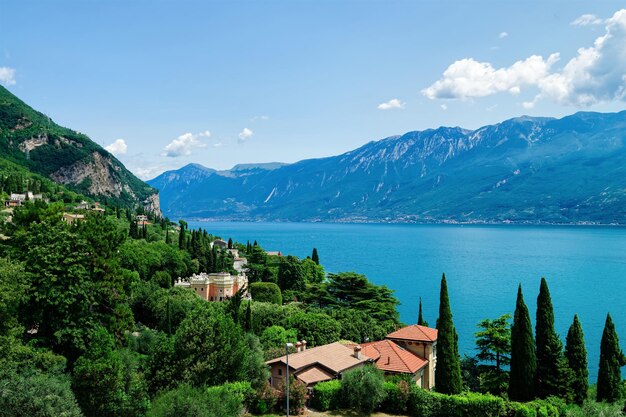 Zdjęcie piękny krajobraz małego miasteczka gargnano nad jeziorem garda we włoszech. letnie wakacje nad lago di garda. stara europejska wioska z wiejską scenerią. włoski raj na wakacje. znany cel podróży.
