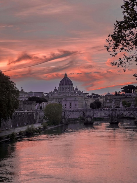 piękny krajobraz miejski z historycznymi budynkami w Rzymie we Włoszech