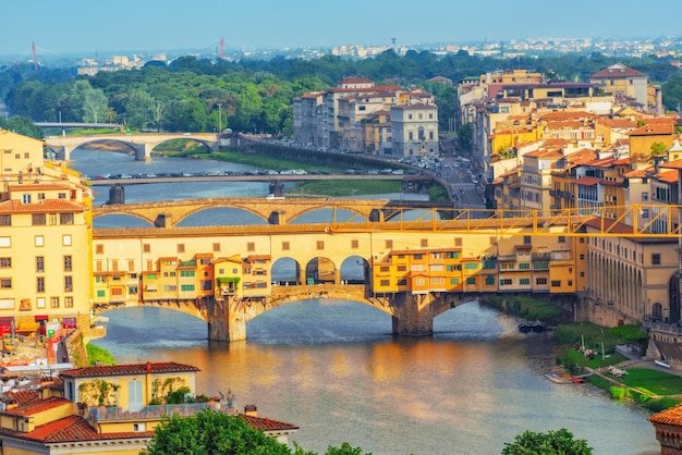 Piękny krajobraz nad panoramą na historyczny widok Florencji z punktu Piazzale Michelangelo Ponte Vecchio to most we Florencji położony w najwęższym miejscu rzeki Arno