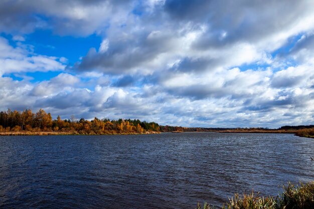 Piękny krajobraz nad rzeką jesienią