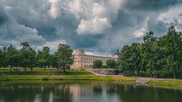 Piękny Krajobraz Parku Ze Stawem I Wielkim Pałacem Gatchina. Rosja