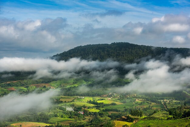 Piękny krajobraz Phetchabun, Tajlandia z zieloną łąką, chmurą i górą ,.