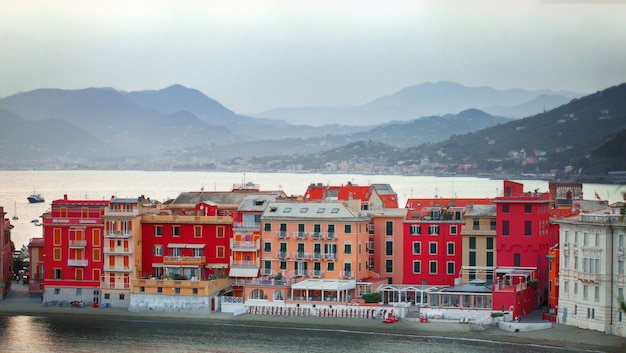 Piękny krajobraz przy wschodem słońca cisza Baia Del Silenzio, Sestri Levante, Liguria, Włochy