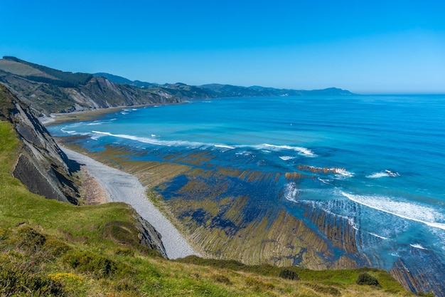 Zdjęcie piękny krajobraz przybrzeżny w pobliżu flysch w zumaia gipuzkoa kraj basków