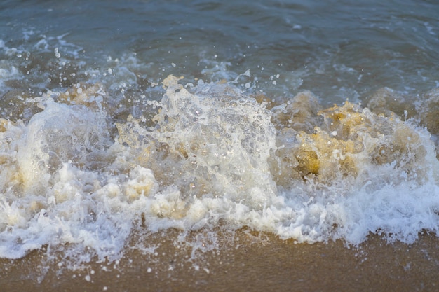 Piękny krajobraz przyrody fal morskich na piaszczystej plaży