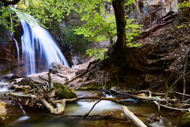 Piękny krajobraz przyrody wodospad na wsi w lesie deszczowym widok na wodospad Krymu Czysta i cudowna przyroda Krymu Ukraina terytorium okupowane przez Federację Rosyjską