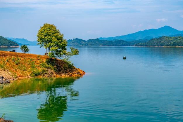 Zdjęcie piękny krajobraz qiandao jezioro w hangzhou