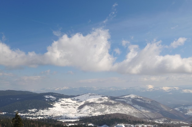 piękny krajobraz sezonu zimowego z lodowym śniegiem i silnymi wiatrami