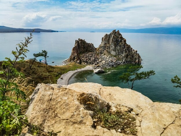 Piękny krajobraz Syberyjskiego Jeziora Bajkał Panoramiczny widok na skałę Shamanka na przylądku Olkhon Burhan Naturalne tło