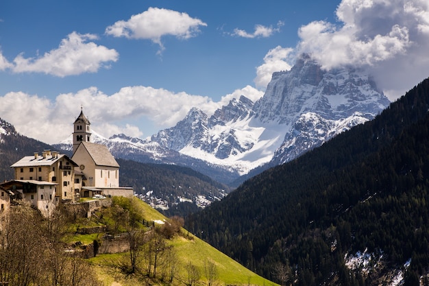 Piękny krajobraz w Alpach włoskich Dolomitach