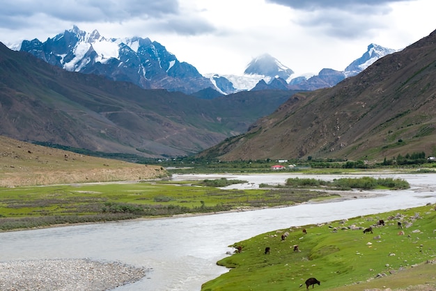 Piękny krajobraz w drodze do zanskar road w Himalaya Range