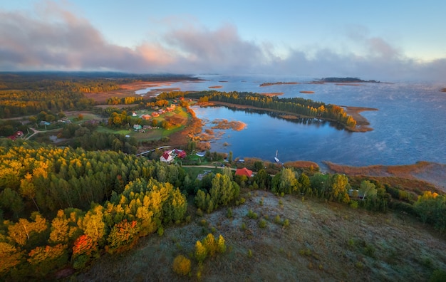 Piękny krajobraz w Parku Narodowym Braslau Lakes, Białoruś