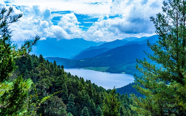 Piękny Krajobraz Widok Na Jezioro Rara W Mugu, Nepal.