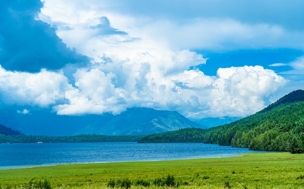 Piękny krajobraz widok na jezioro Rara w Mugu, Nepal.