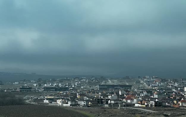 Zdjęcie piękny krajobraz widok na miasto z góry nowa dzielnica mieszkalna budowa nowych budynków natura i ludzie novorossiysk rosja