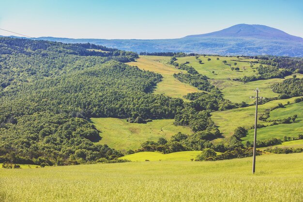 Piękny krajobraz wiosna natura Widok z góry na słoneczne pola na wzgórzach w Toskanii we Włoszech