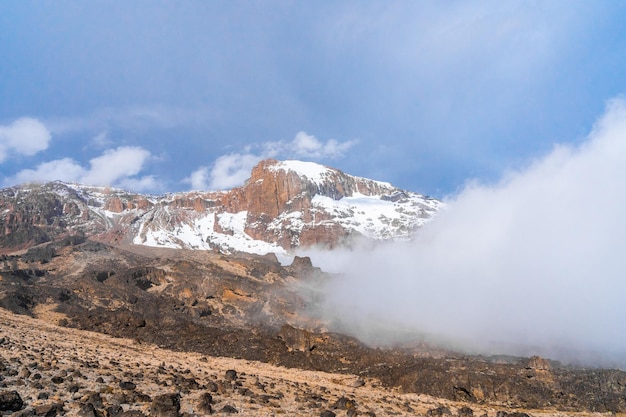 Piękny krajobraz wulkanu Kilimandżaro w Tanzanii. Skały, krzaki i pusty teren wulkaniczny wokół wulkanu Kilimandżaro.