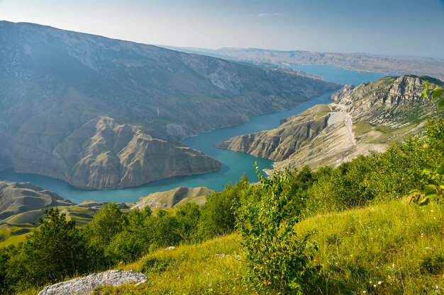 Zdjęcie piękny krajobraz z górami i rzeką w słoneczny letni dzień z chmurami sulak canyon dagestan