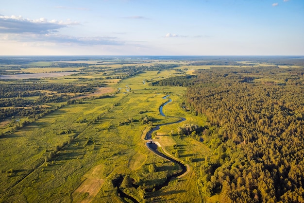 Piękny Krajobraz Z Lotu Ptaka Małej Rzeki Na Wsi Wieczorem