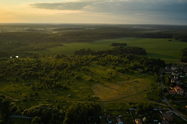 Piękny krajobraz z lotu ptaka na zielonym tle Piękna sceneria Piękny naturalny krajobraz Naturalne tło Transport lotniczy Widok z lotu ptaka Widok z góry