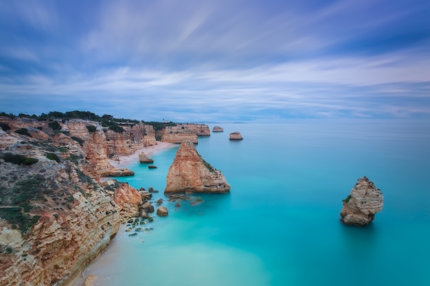 Piękny krajobraz z nierzeczywistymi błękitnymi kolorami. Portugalia, Algarve.