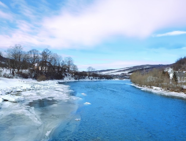 Piękny krajobraz z rzeką w ośrodku w zimowy dzień