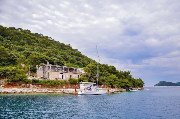 Piękny krajobraz zabytkowego miasta Perast nad brzegiem zatoki Boka Kotor Boka Kotorska