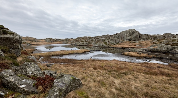 Piękny krajobraz ze stawem na wyspie Rovaer w archipelagu Rovaer w Haugesund, Norwegia.