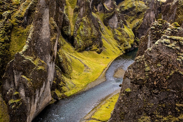 Piękny krajobrazowy obraz Islandii z górami, błękitnym niebem i zieloną trawą