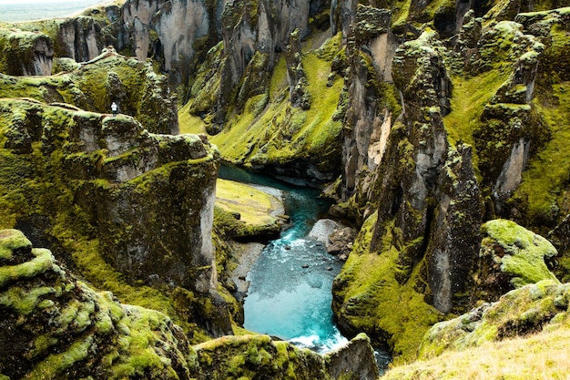 Piękny krajobrazowy obraz Islandii z górami, błękitnym niebem i zieloną trawą