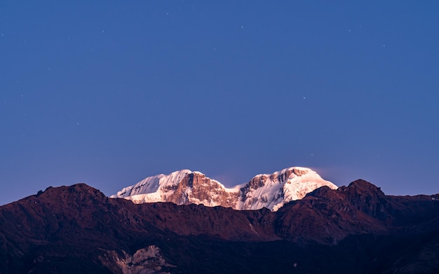 Piękny krajobrazowy widok na górę Lamjung w lamjung, Nepal