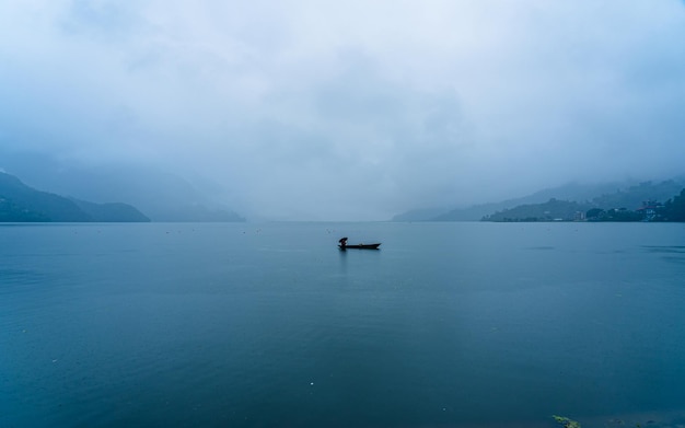Piękny krajobrazowy widok na jezioro Phewa w sezonie monsunowym w Pokhara Nepal