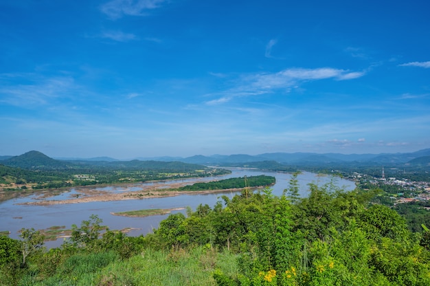 Piękny krajobrazowy widok na Phu Lamduan w loei thailand.Phu Lamduan to nowa atrakcja turystyczna i punkt widokowy rzeki Mekong między tajlandią a loas.