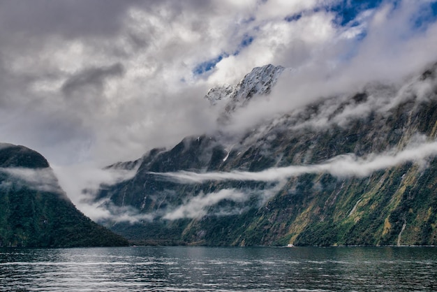 Piękny, kultowy Milford Sound w Parku Narodowym Fiordland