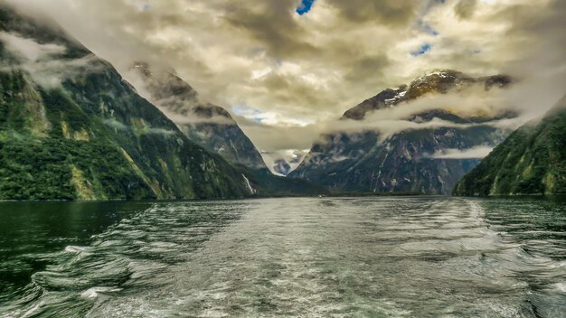 Piękny, kultowy Milford Sound w Parku Narodowym Fiordland