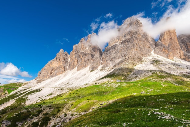 Piękny letni krajobraz górski we włoskich Alpach Dolomity Tre Cime di Lavaredo szczyty w Dolomiti Włochy