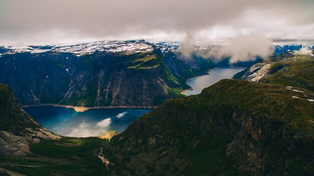 Zdjęcie piękny letni wibrujący widok na słynne norweskie miejsce turystyczne - trolltunga, język trolli z jeziorem i górami, norwegia, odda.