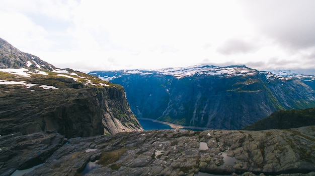 Piękny letni wibrujący widok na słynne norweskie miejsce turystyczne - trolltunga, język trolli z jeziorem i górami, Norwegia, Odda.