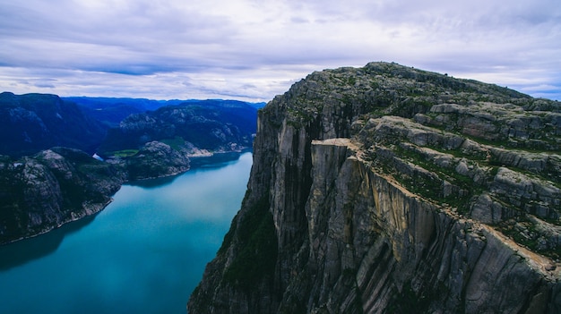 Piękny letni wibrujący widok na słynne norweskie miejsce turystyczne - trolltunga, język trolli z jeziorem i górami, Norwegia, Odda.