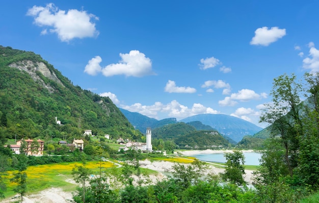 Piękny letni widok na Arsie i jezioro Corlo we Włoszech otoczone Alpami