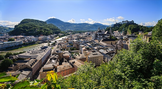 Piękny letni widok Salzburg miasto z Festung Hohensalzburg i Salzach rzeką