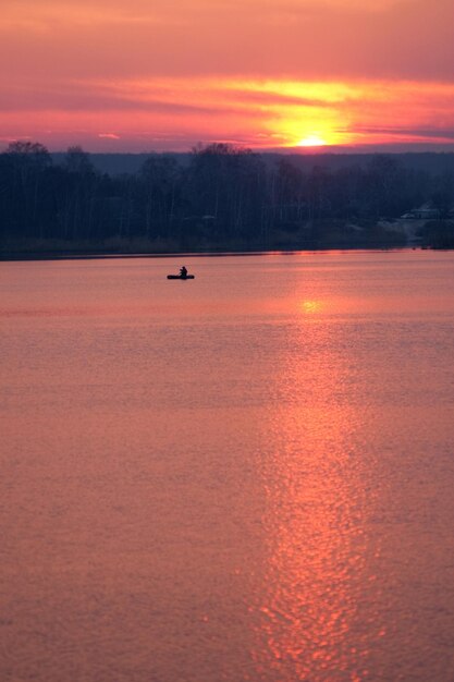 Piękny letni zachód słońca nad jeziorem Obraz HDR