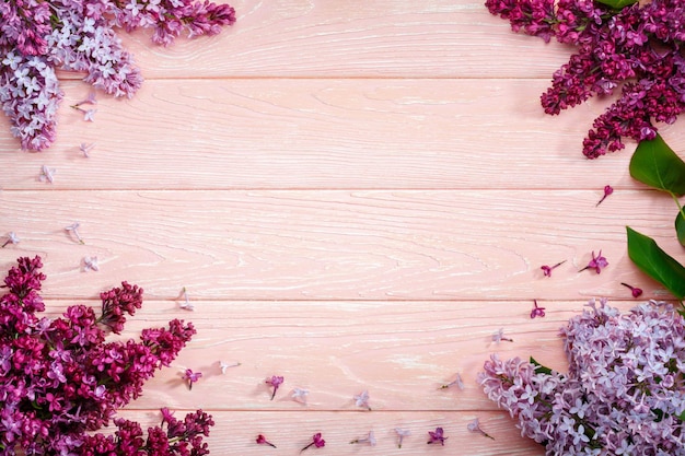 Piękny liliowy na różowym drewnianym tle kopiuje spase