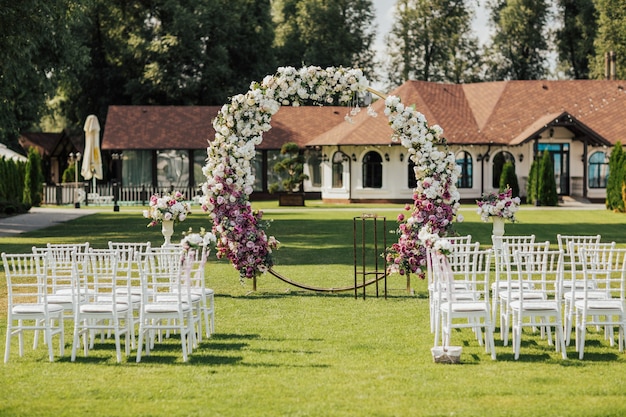 Piękny łuk do ceremonii ślubnej.