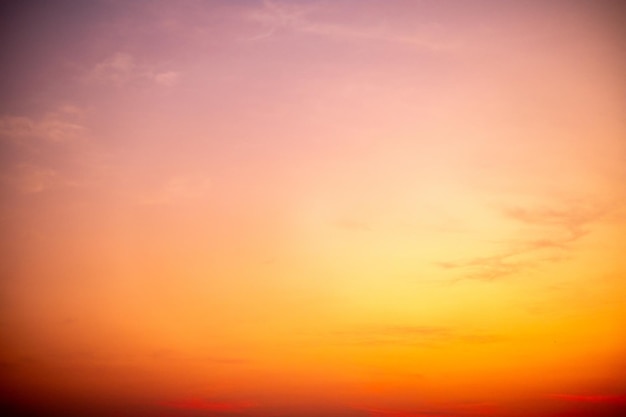 Zdjęcie piękny luksus miękki gradient pomarańczowo-złoty chmury i światło słoneczne na niebieskim niebie idealne dla tła wziąć w everningtwilight duży rozmiar wysokiej rozdzielczości zdjęcie krajobrazu