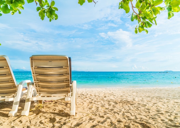 Piękny luksusowy parasol i krzesło na plaży