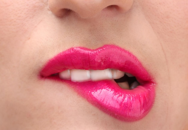 Piękny makijaż glamour różowych ust z połyskiem
