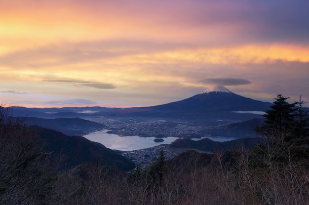 Piękny malowniczy krajobraz góry Fuji na wschodzie słońca podczas durin, japonia