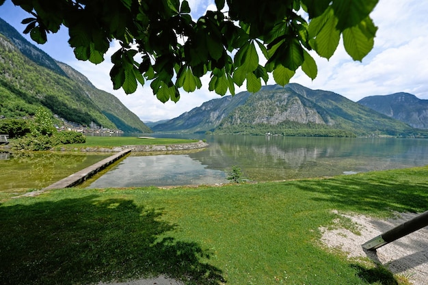 Piękny malowniczy krajobraz nad jeziorem w austriackich Alpach w Hallstatt Salzkammergut Austria