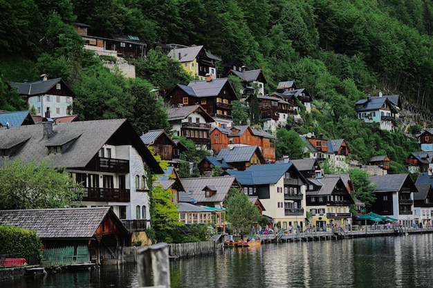 Piękny malowniczy krajobraz nad jeziorem w austriackich Alpach w Hallstatt Salzkammergut Austria